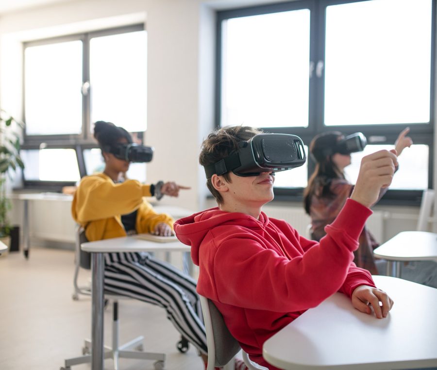 Estudantes usando óculos de realidade virtual na sala de aula